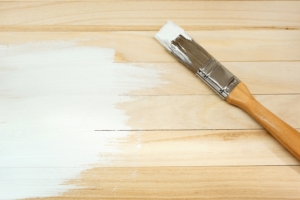 木製ダイニングテーブルの塗り替えにはどんなペンキがおすすめ？