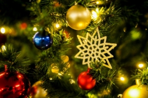 クリスマスツリーが180cmだとライトの長さや球数は？目安と電飾の方法