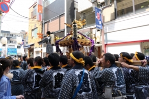 神輿の担ぎ手にははちまき必須！手ぬぐいで作る巻き方やかぶり方も解説